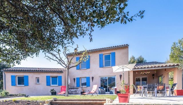 Charming villa facing the Ventoux, 1km from the village with heated swimming pool.