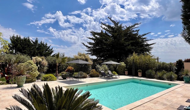 CHARMING VILLA "1001 COULEURS" WITH ENCLOSED GARDEN AND SWIMMING POOL NEAR UZES