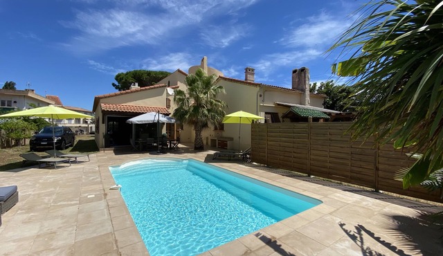 Charming villa 150 m from the sea with heated pool