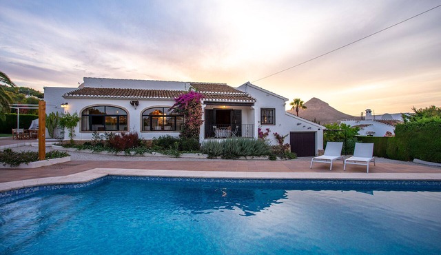 Charming villa 3 Bedrooms, Private Pool, BBQ, Wifi, Airco, 5 min to beach
