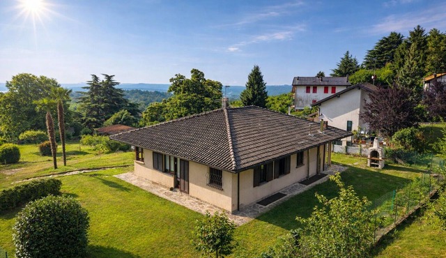 Charming Villa 4 BR, mit Garten & Jacuzzi - ideal für Familien und Gruppen in Montrigiasco