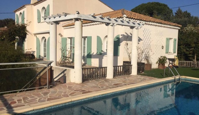 Charming villa, 5 bedrooms, sea view and pool