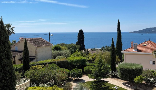 Charming villa-apartment - Sleeps 10 - Sea view - 200 m from the beach