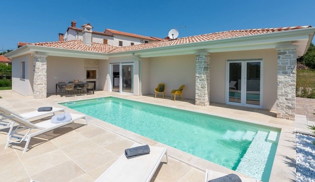 Charming Villa Audrey with an outdoor pool