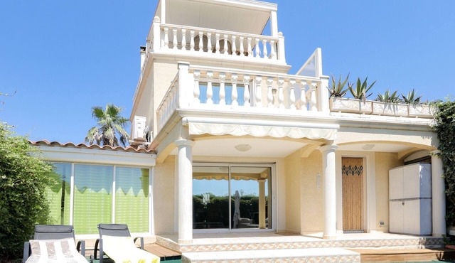Charming villa close to the sea. Fully equipped.