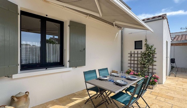 Charming villa facing the sea parking and garden