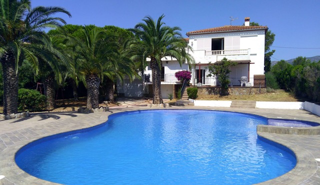 Charming Villa for 10/11 pax, private pool with jacuzzi, 800m from the beach.