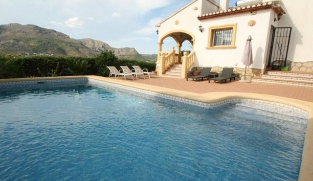 Charming Villa for 6 with Private Pool, AC, and Garden – Walk to Orba Village