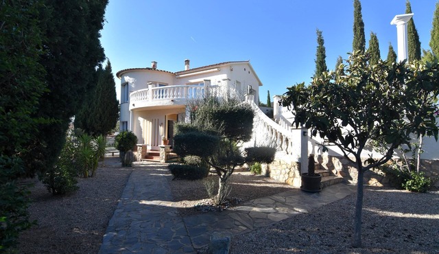 Charming Villa for Rent in Roses, Costa Brava: Private Pool, Ideal for Families and Large Groups.
