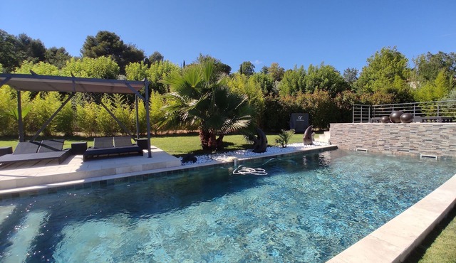 CHARMING VILLA HEATED POOL APRIL10 TO OCTOBER30 PRIVATE FENCED GARDEN