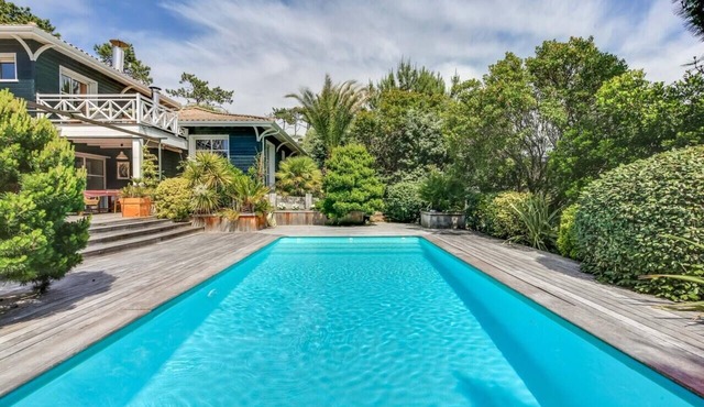 Charming villa with heated swimming pool between pool and ocean at Cap Ferret