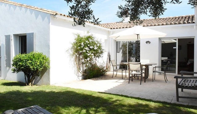 Charming Village Home with Garden, 3 Beds, Fireplace & Wi-Fi in Les Portes-en-Ré