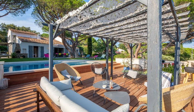 Charming villa, heated pool, beach and shops on foot