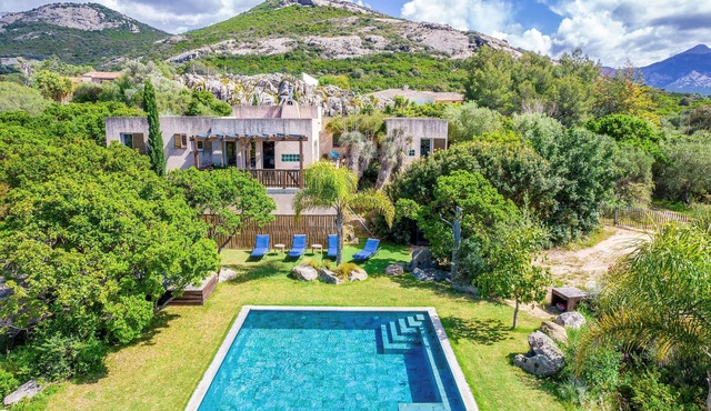 Charming villa in a natural setting, heated swimming pool