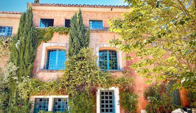 Charming villa in Menerbes, absolute calm, garden, terrace, magnificent view, swimming pool.