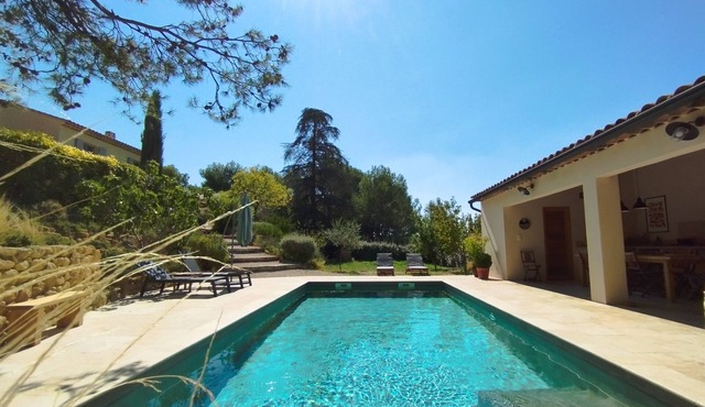 Charming Villa in Provence, Poolside Living & Cicada-Filled Evenings