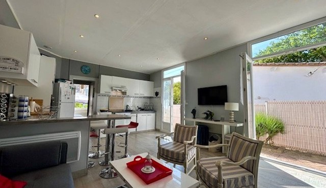 Charming villa in Royan/Pontaillac near beach and shops with private parking