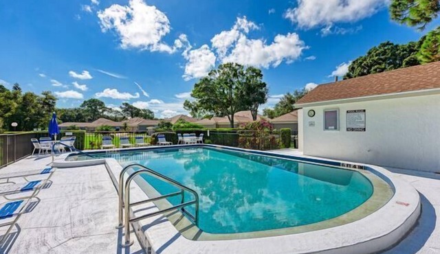 Charming Villa in Village Gardens, Close to Airport, Downtown, Shopping & Restaurants.