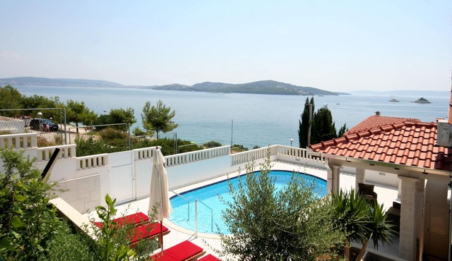 Charming Villa Marin, 30 meters From The Beach. Pool heated. Split-Trogir Area