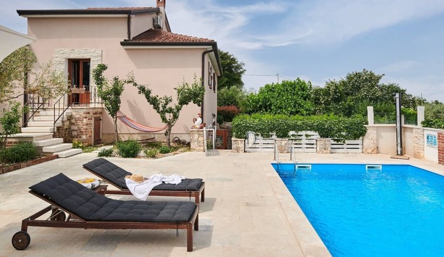 Charming Villa Mimosa with a pool