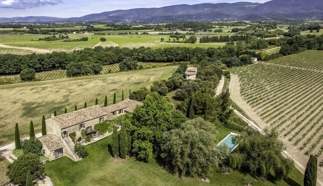 Charming Villa near Ansouis, Large Heated pool, Lovely grounds