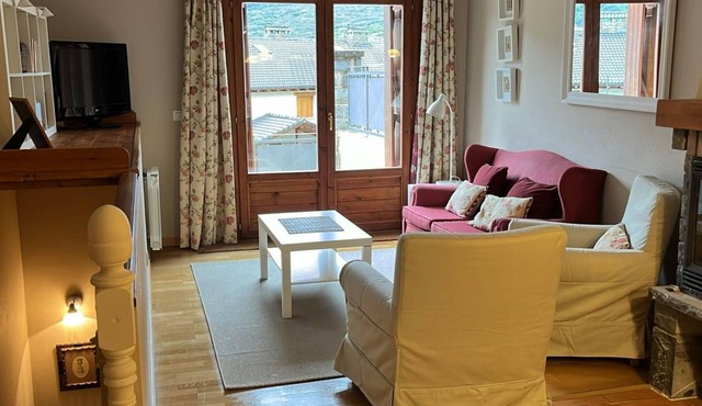 Charming Villa Near Ski Resorts in Villanúa – Sleeps 7 with All Amenities