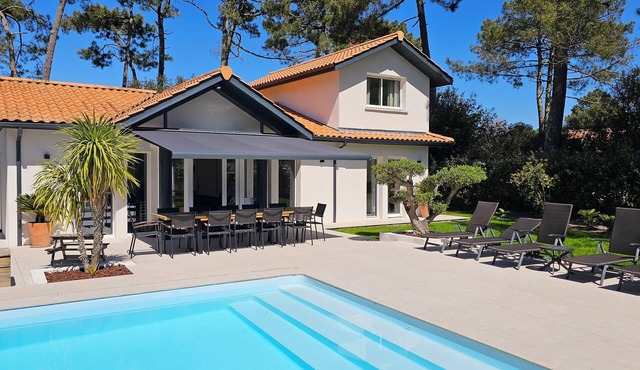 CHARMING VILLA/NEAR THE SEA/HEATED, SECURE POOL