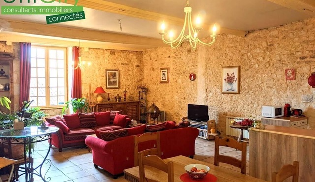 Charming Villa Overllooking Plaza in Monpazier