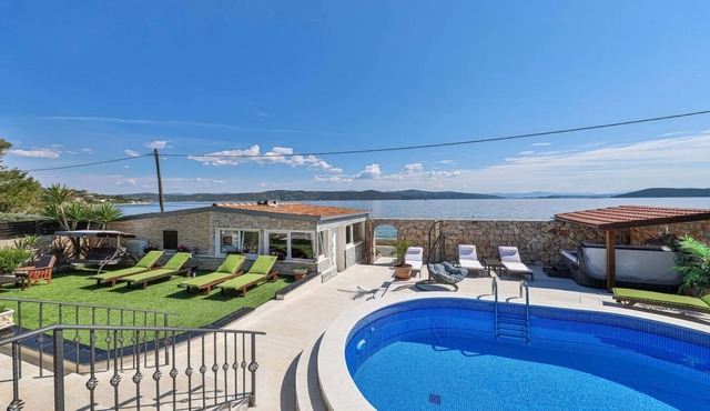 Charming Villa Pinia with pool and jacuzzi