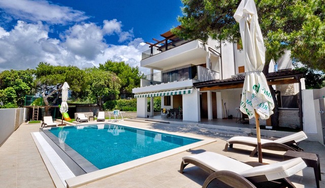 Charming Villa, quiet location, stunning view and infinity pool is all you need