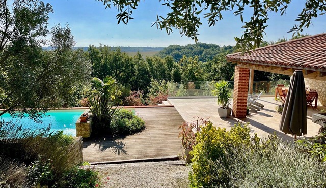 Charming villa, swimming pool, superb view of the Pyrenees and the Gers countryside