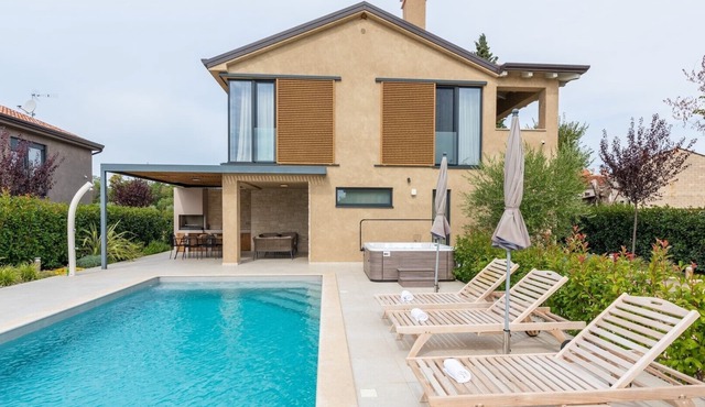 Charming Villa Vallis with swimming pool, jacuzzi and sauna