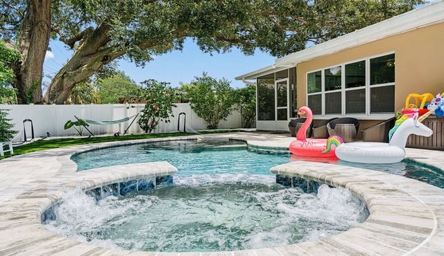 Charming villa w heated pool & spa - minutes to beach