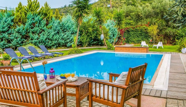 Charming villa w/pretty garden, 5min walk to beach