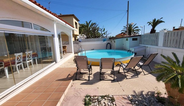 Charming villa with swimming pool, very well equipped and 900m from the beach