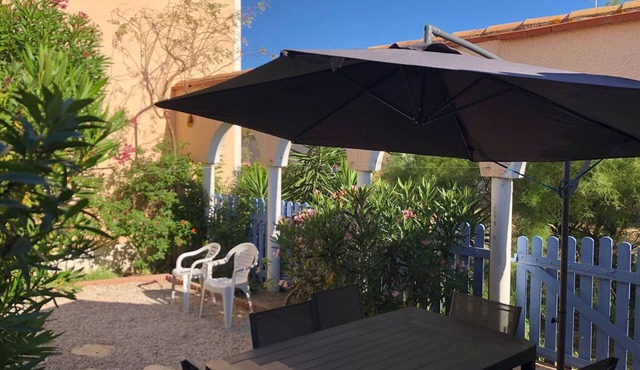 Charming Villa with Pool, A/C, Near Beach and Shops, Sleeps 4