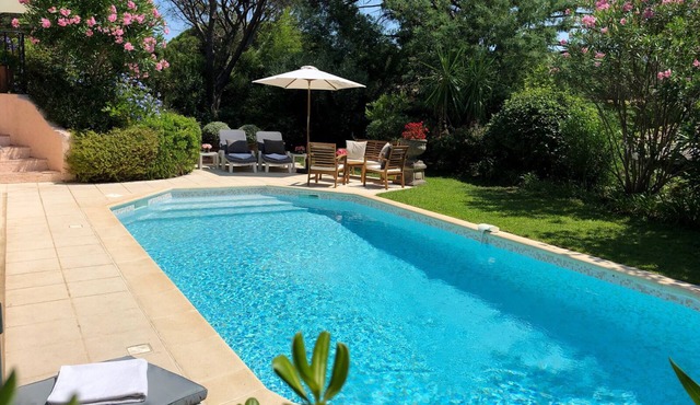 Charming villa with pool and three bedrooms on golf course near the beach