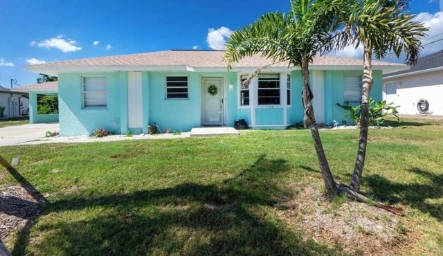 Charming villa with 2 bedrooms, 4 miles from gulf beaches. Dogs welcome!