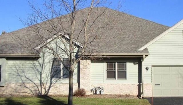 Charming villa with 2 bedrooms, AC and gas fireplace, in enchanting Oconomowoc