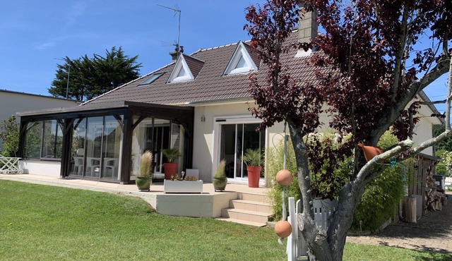 Charming Villa with Garden: 400m from Beach, Close to Shops, Sleeps 9