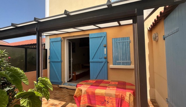 Charming Villa with AC, Mezzanine, Terrace, 400m to Beach, Sleeps 6, Private Parking