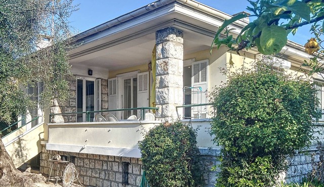 Charming Villa with Garden, 5 Minutes from Beaches and Shops, Peaceful Retreat
