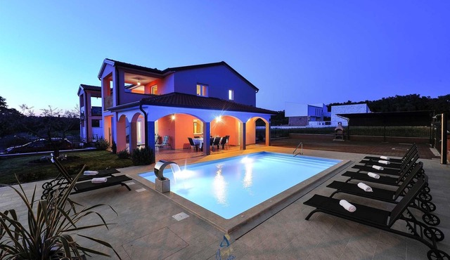Charming Villa with Hydro Massage Pool, Perfect for Groups of 8