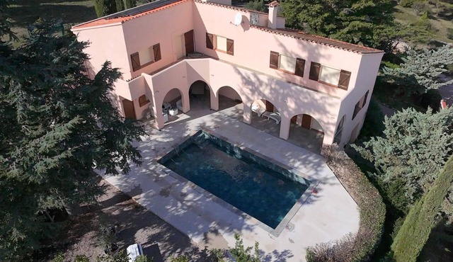 Charming Villa with large swimming pool & unique view over mountains, plain, sea