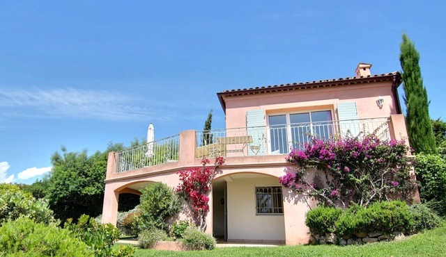 Charming villa with pool and sea view, ideal for family or friends