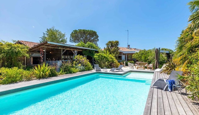 Charming villa with pool 50 m from the lake