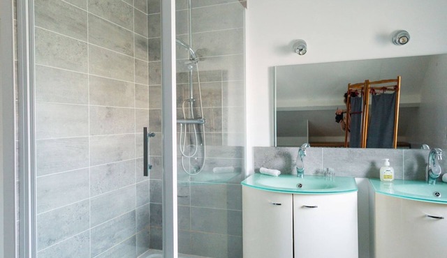 Charming villa with pool and BBQ, 1 min from Bourgoin-jallieu