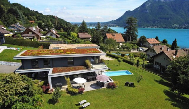 Charming villa with pool, lake view 10 minutes from the city center