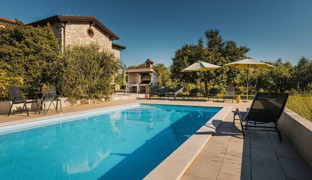 Charming Villa with Pool and Outdoor Entertainment for up to 6 Guests
