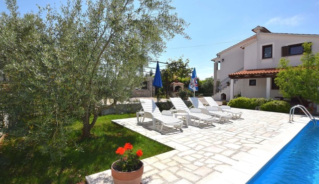 Charming Villa with Pool in Zbandaj